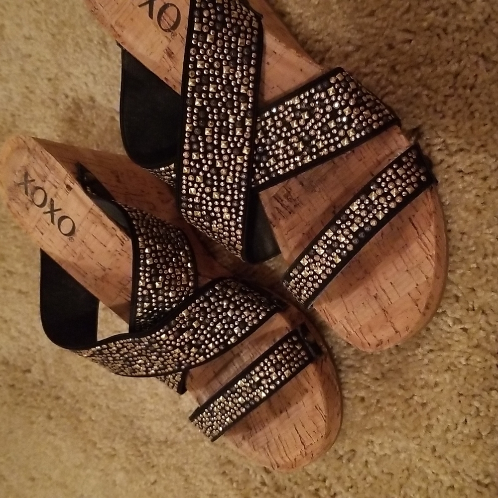 Wedge. Gold embellished elastic